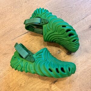 CROCS salehe bembury Kids Green Textured Foam Clogs with Backstrap J3